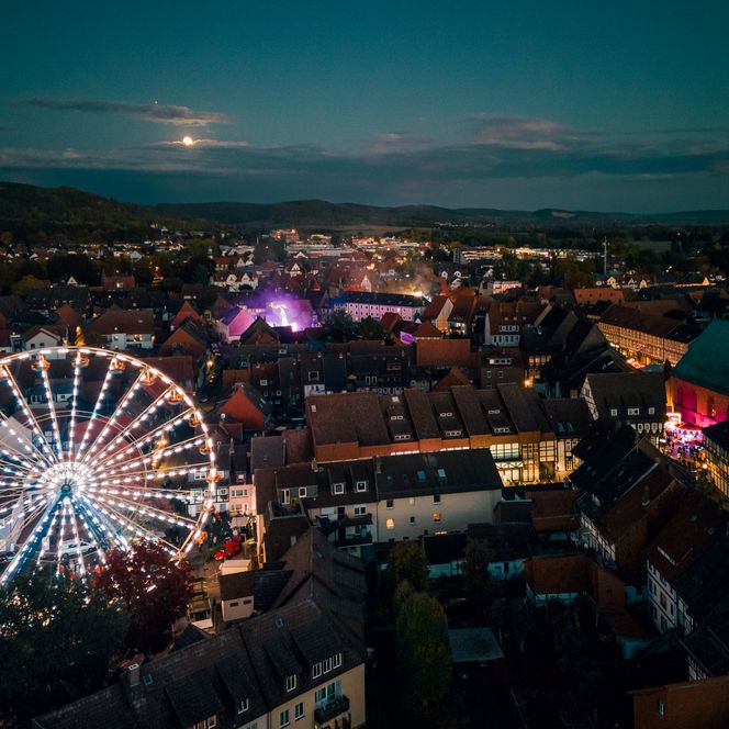 Einbecker Eulenfest im erleuchtetem Reisenrad bei Nacht, Vogelperspektive