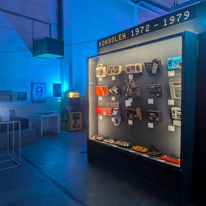 Auf dem Foto ist eine Ausstellung von Videospielkonsolen aus den Jahren 1972 bis 1979 zu sehen.