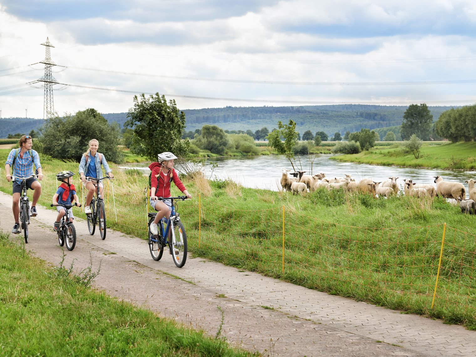 Familie auf Radtour am Weserradweg