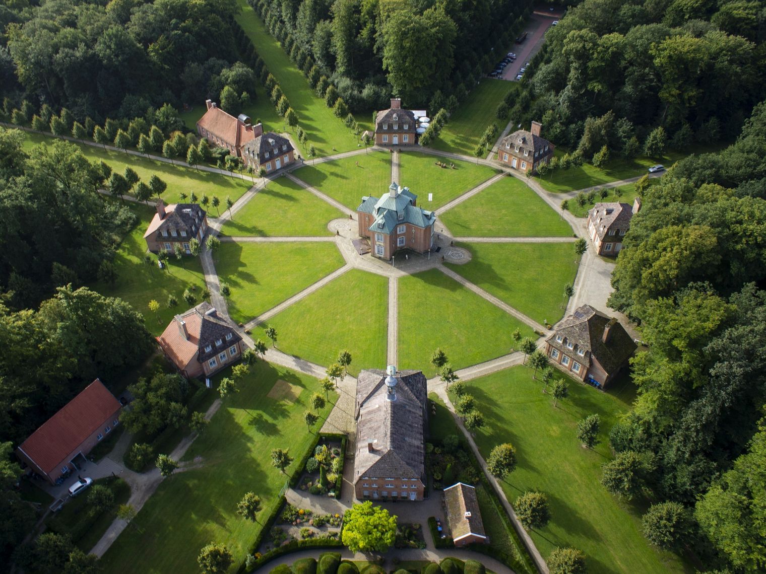 Luftaufnahme des barocken Jagdschlosses Clemenswerth mit sternförmig angeordneten Pavillons.