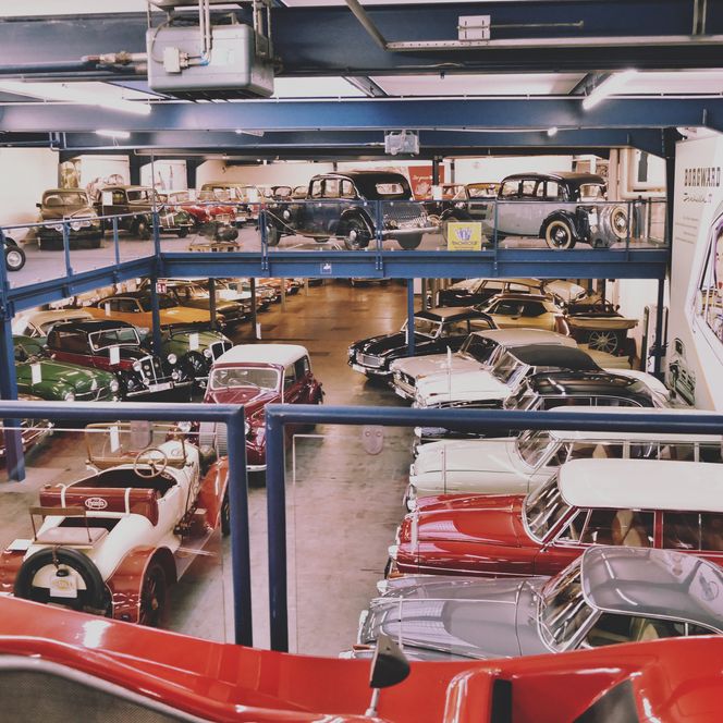 Historische Automobile dicht an dicht in der Sammlung AUTOMOBIL vom PS.SPEICHER.