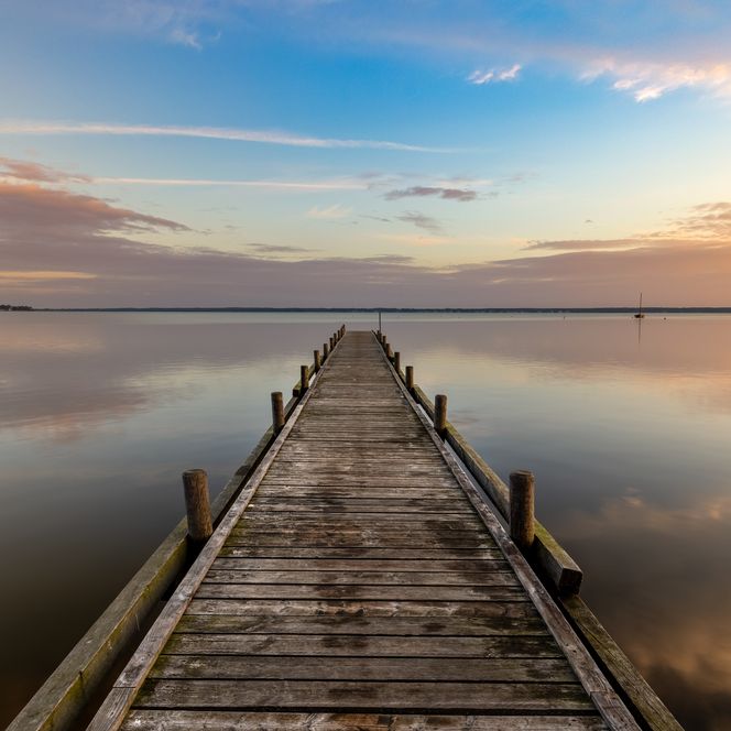 Steg in Steinhude beim Sonnenaufgang