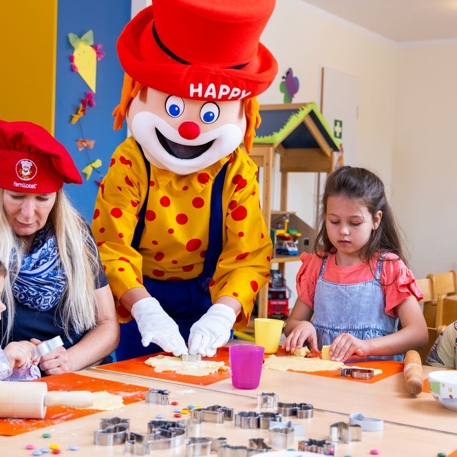Kinder backen im Kidsclub Plätzchen