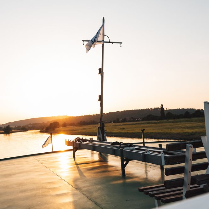 Ein ruhiger Sonnenuntergang über vom Ausflugsschiff Flotte Weser fotografiert.