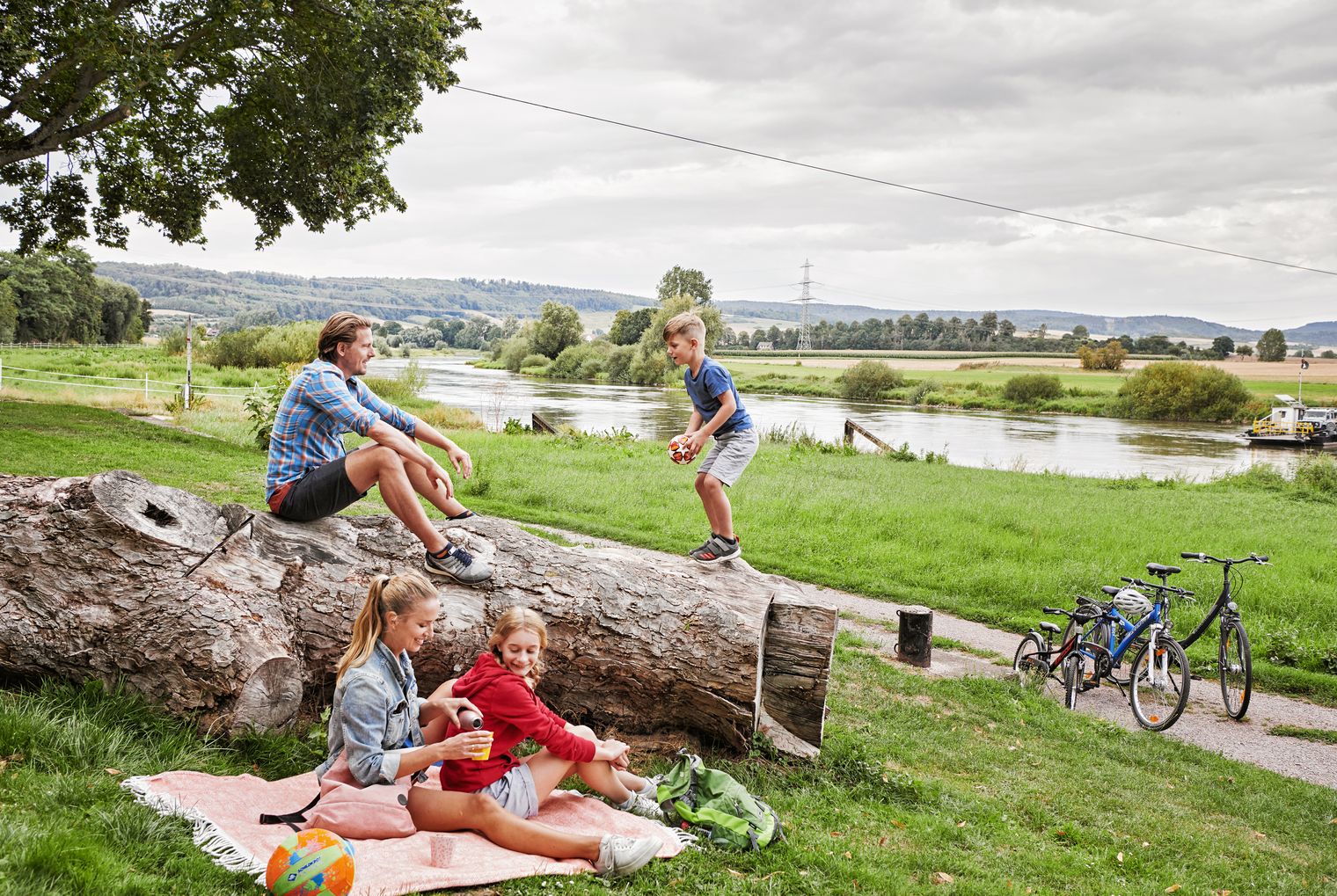 Familie auf dem Weserradweg