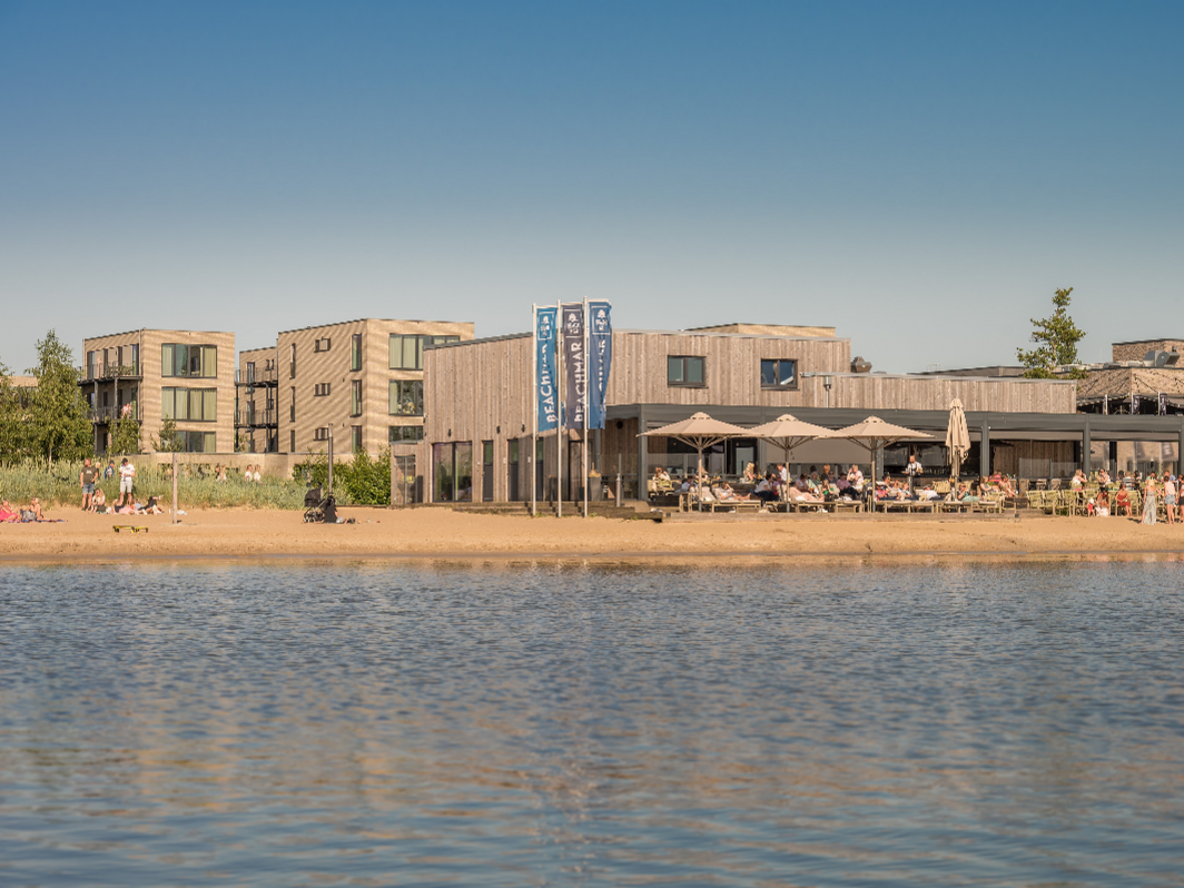 Blick vom Strand auf Marissa