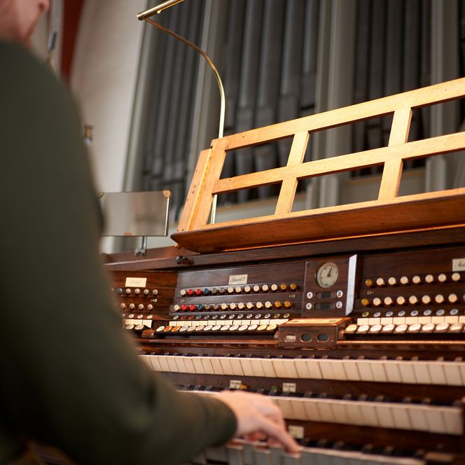 Mann an der Orgel im Dom St. Maria und Cäcilia