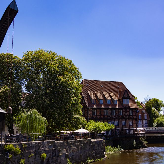 Am Stint, dem alten Hafen in Lüneburg, gibt es einen sehenswerten Kran
