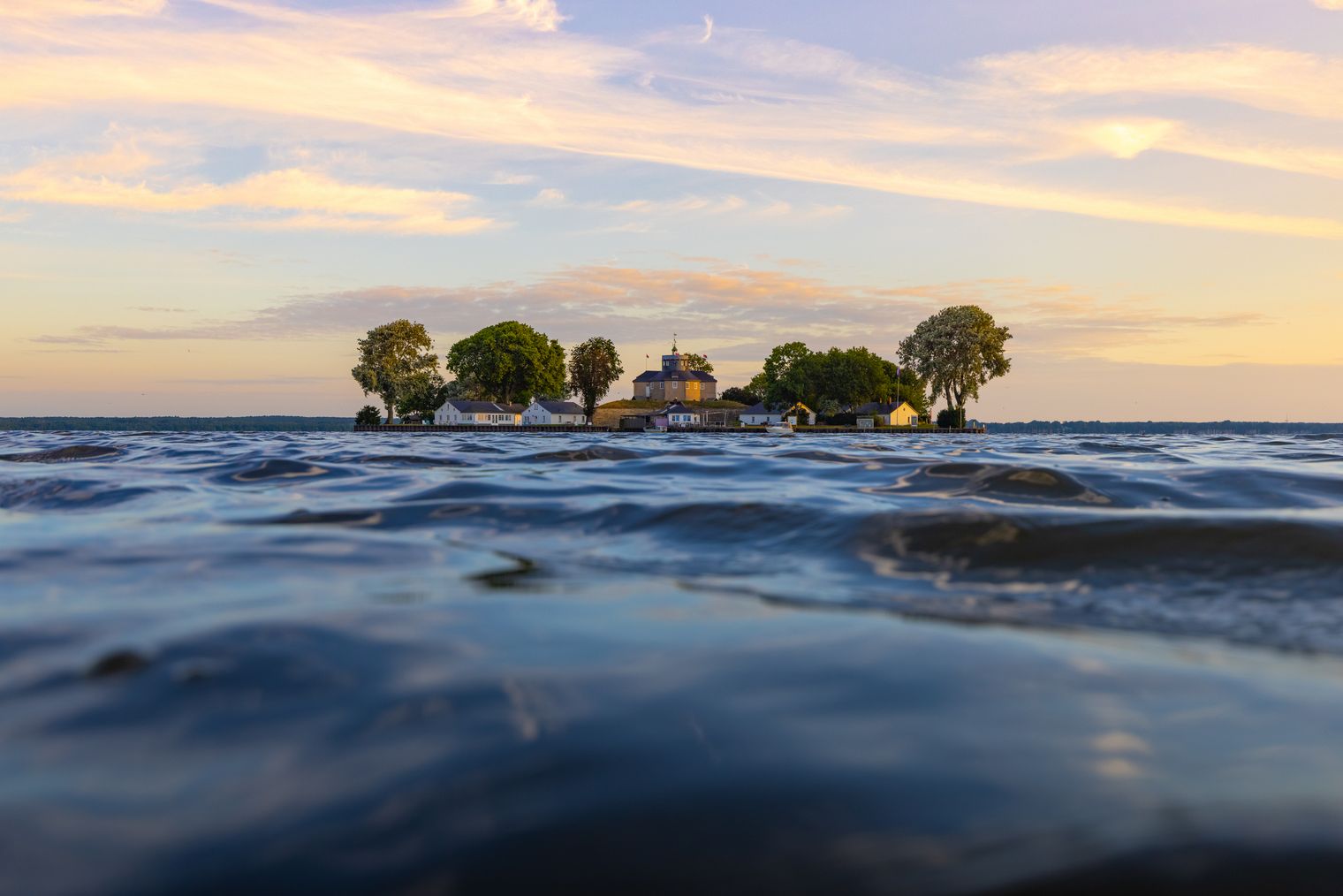 Insel Wilhelmstein auf dem Steinhuder Meer im Sonnenaufgang