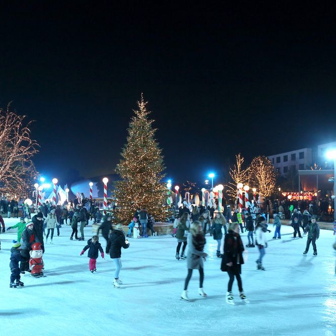 Schlittschuh laufen in der Winterwelt der Autostadt Wolfsburg