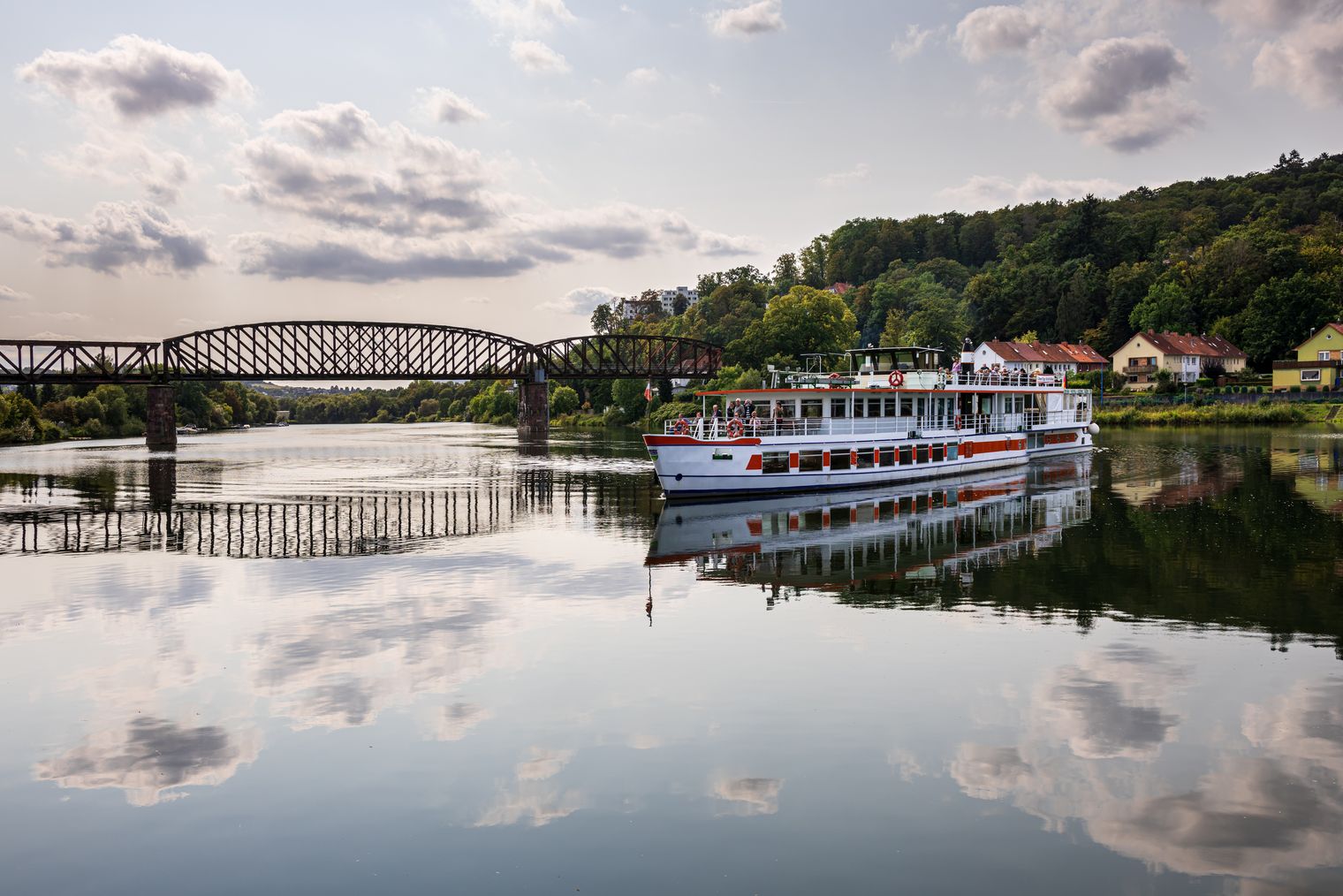 Schiff der Weißen Flotte auf der Weser