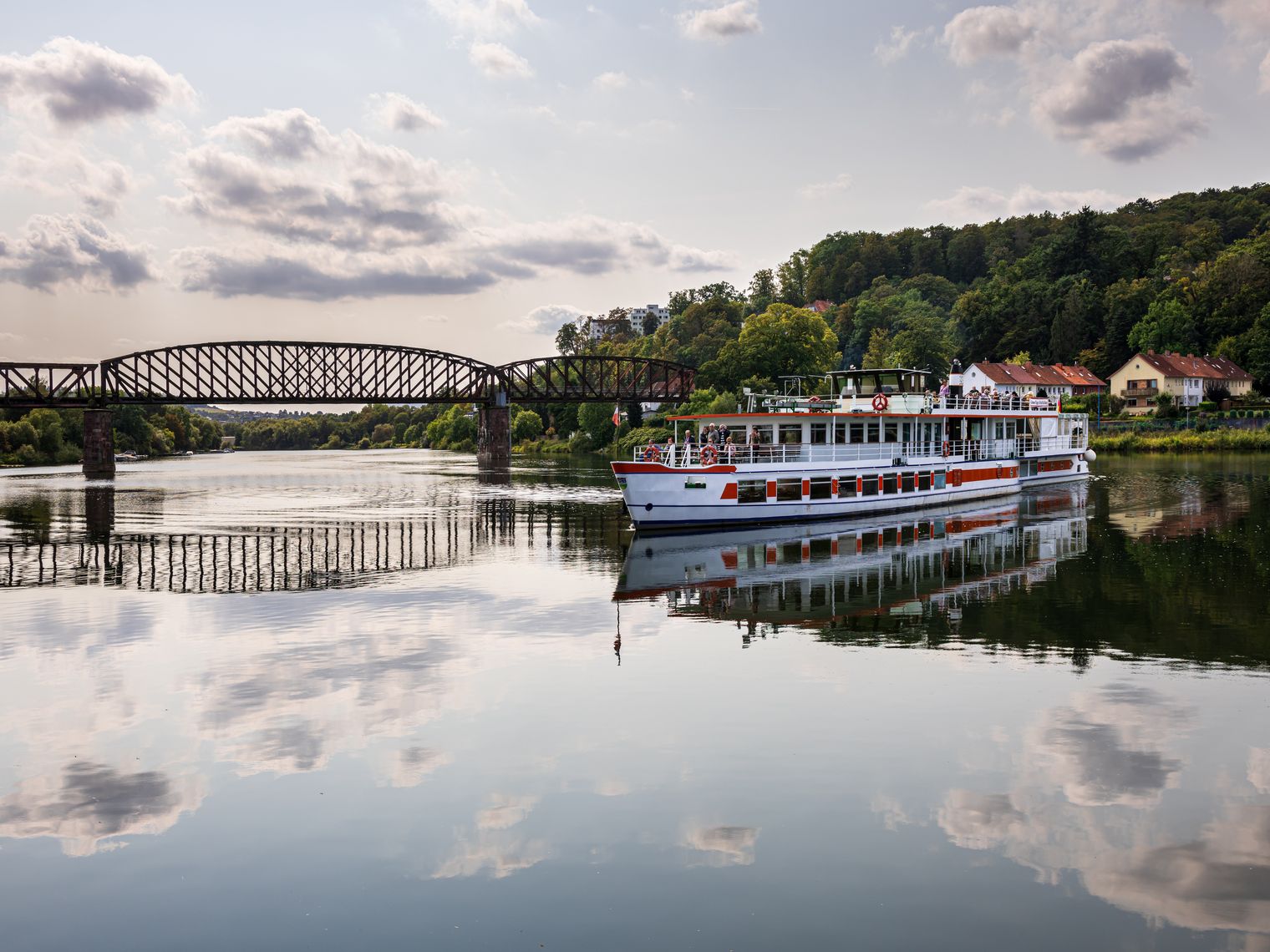 Schiff der Weißen Flotte auf der Weser