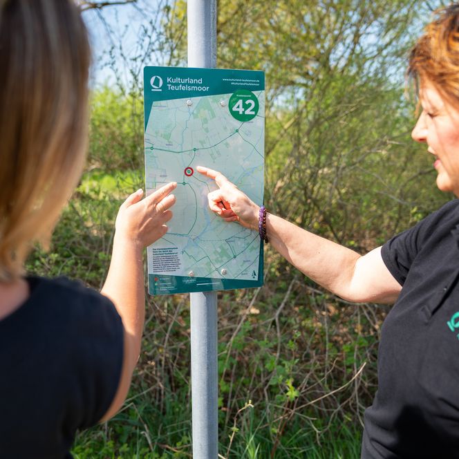 Zwei Frauen studieren eine Fahrradkarte.