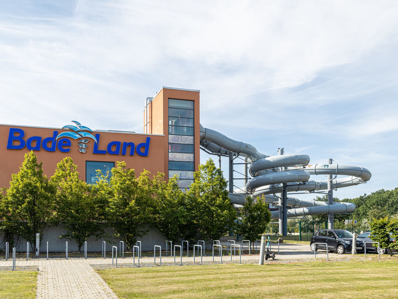 Badeland Außenansicht mit Rutschen