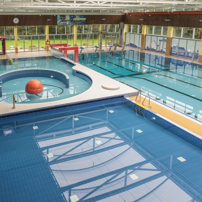 Die Friesentherme mit drei unterschiedlichen Schwimmbecken mit klarblauem Wasser und einer modernen Ausstattung.
