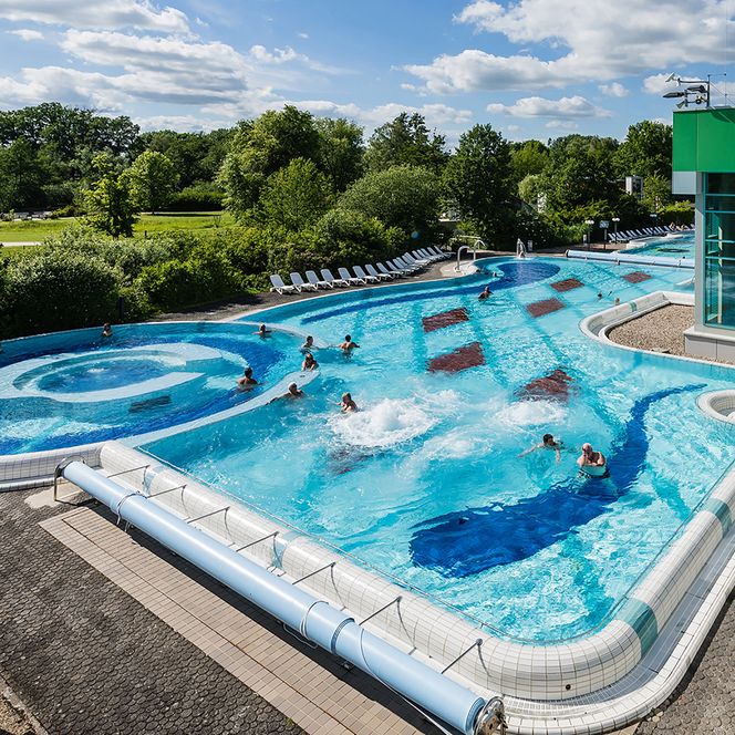 Buitenzwembad van Jod-Sole-Therme