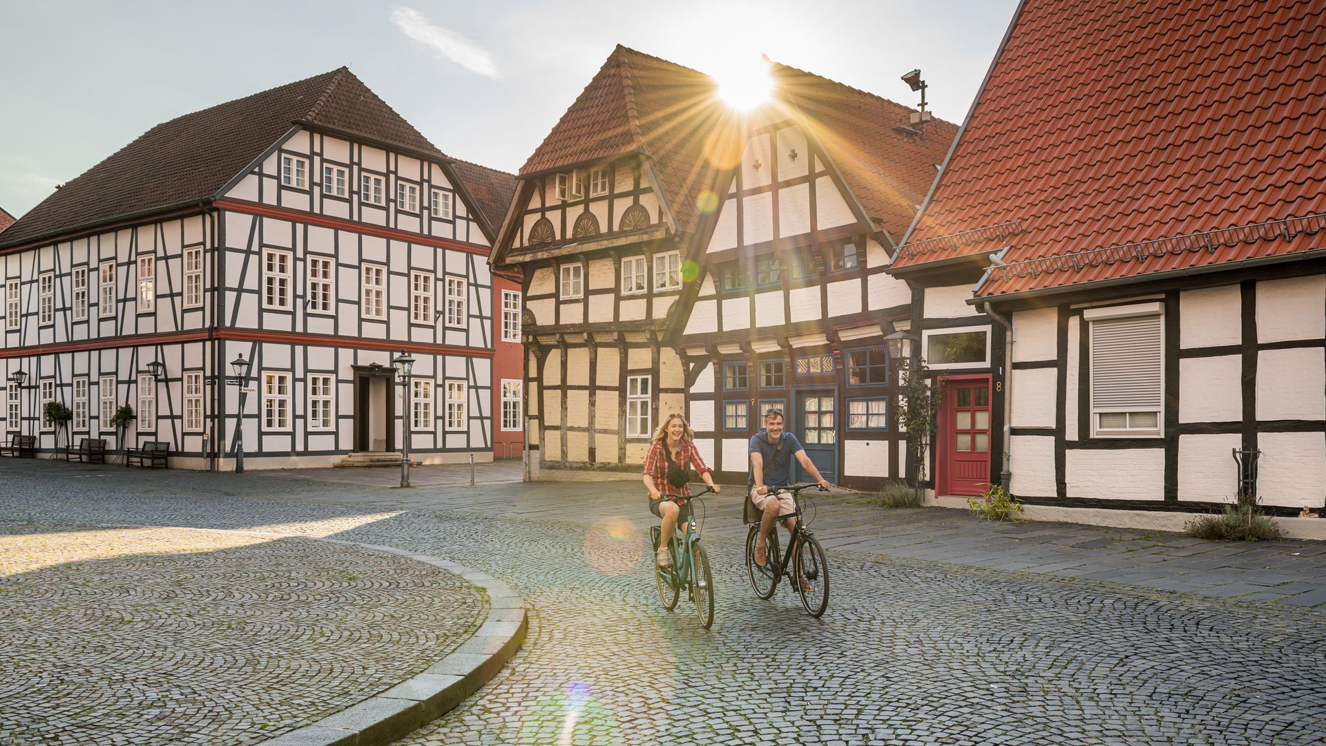 Radfahrer fahren durch Nienburg