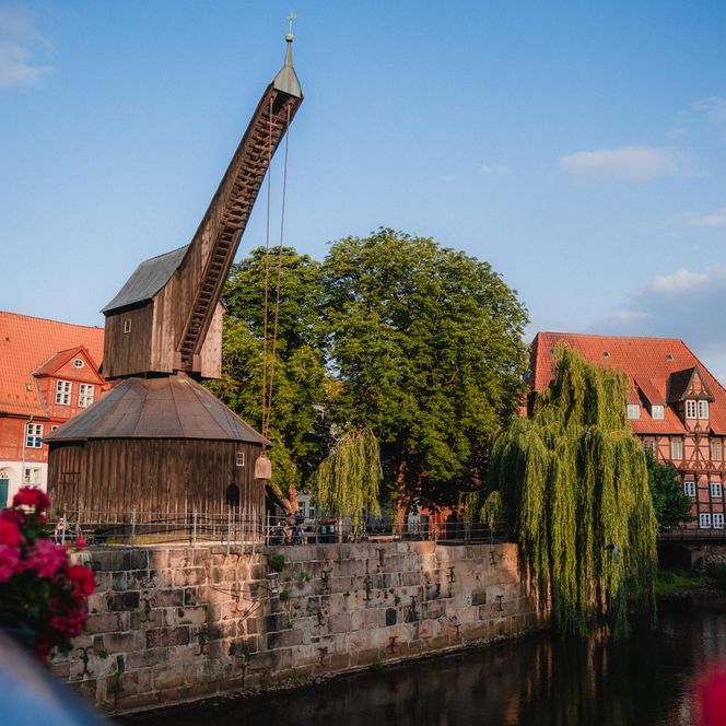 Historischer Holzkran am Ilmanauufer in Lüneburg.