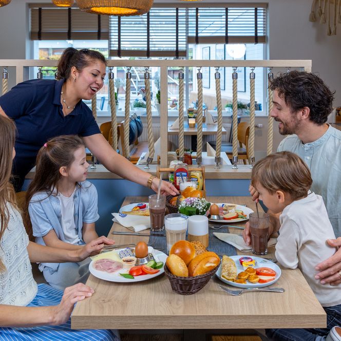 Familie beim Frühstück im Familienhotel Deichkrone