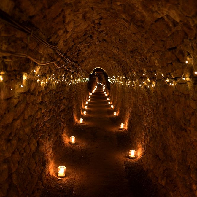 Festlich beleuchteter Bergwerkschacht zum Weihnachtsmarkt unter Tage in Rammelsberg