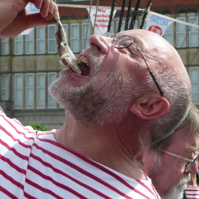 Ein Mann ist einen Matjes