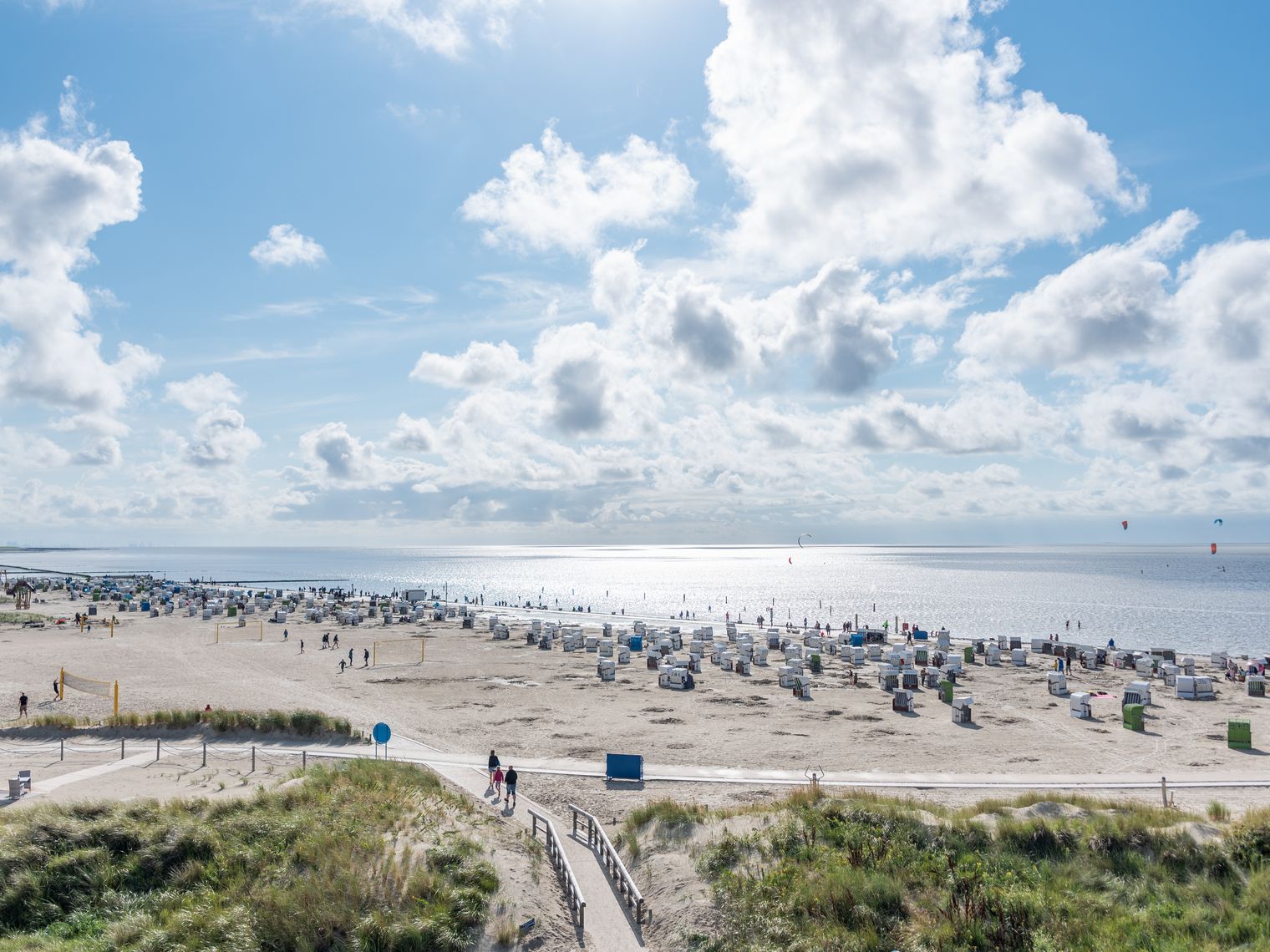 Blick von der Blauen Brücke über den Strand in Norddeich
