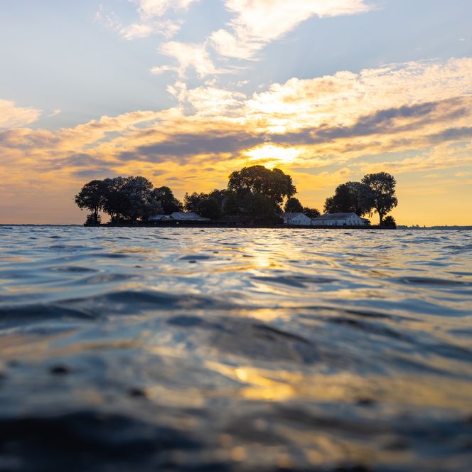 Insel Wilhelmstein auf dem Steinhuder Meer im Sonnenaufgang