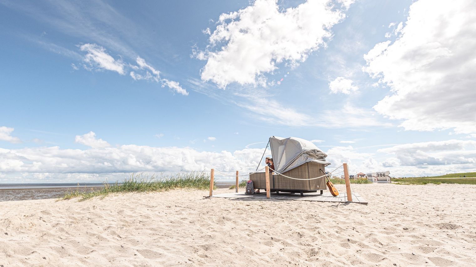 Gesamtansicht weißer Strand