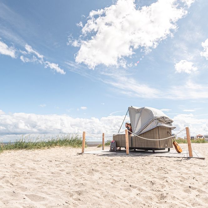 Gesamtansicht weißer Strand