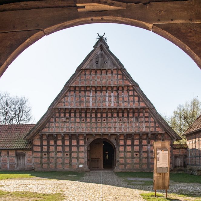 Giebelfront des Bauernhauses Wehlburg. Ein Fachwerkbau mit Backstein im Museumsdorf Cloppenburg.