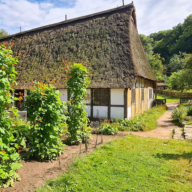 Historisches Gebäude mit Garten