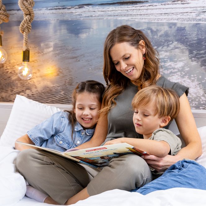 Lesestunde auf dem Bett