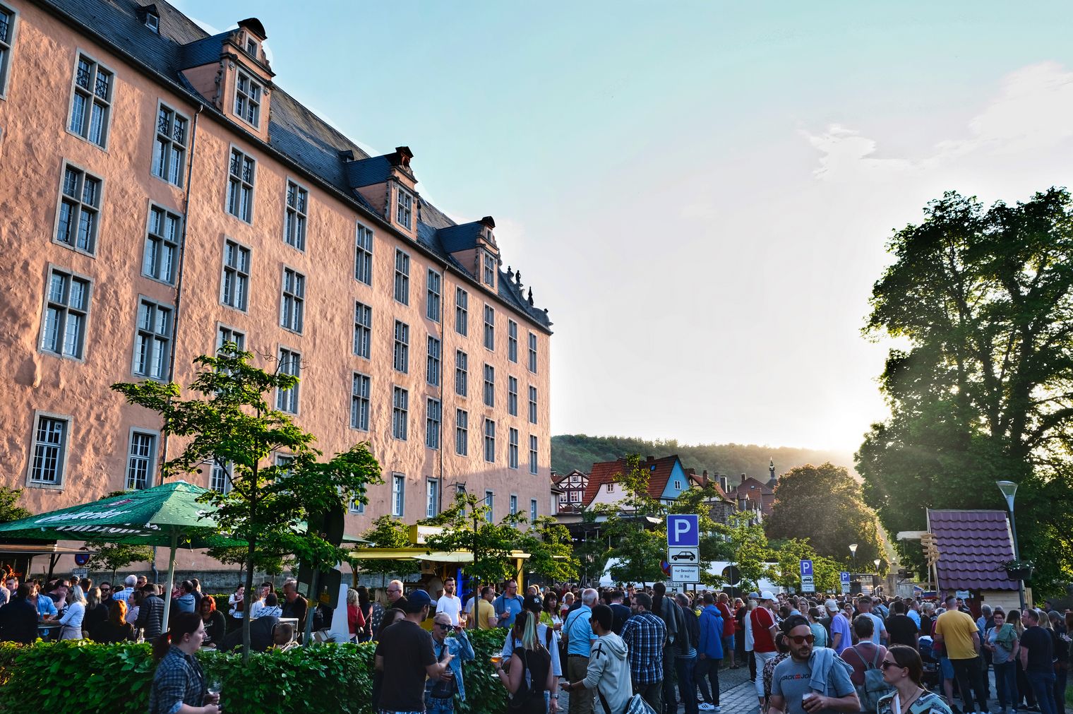 Menschen stehen auf dem Bierfest in Hann. Münden an verschiedenen Getränkeständen
