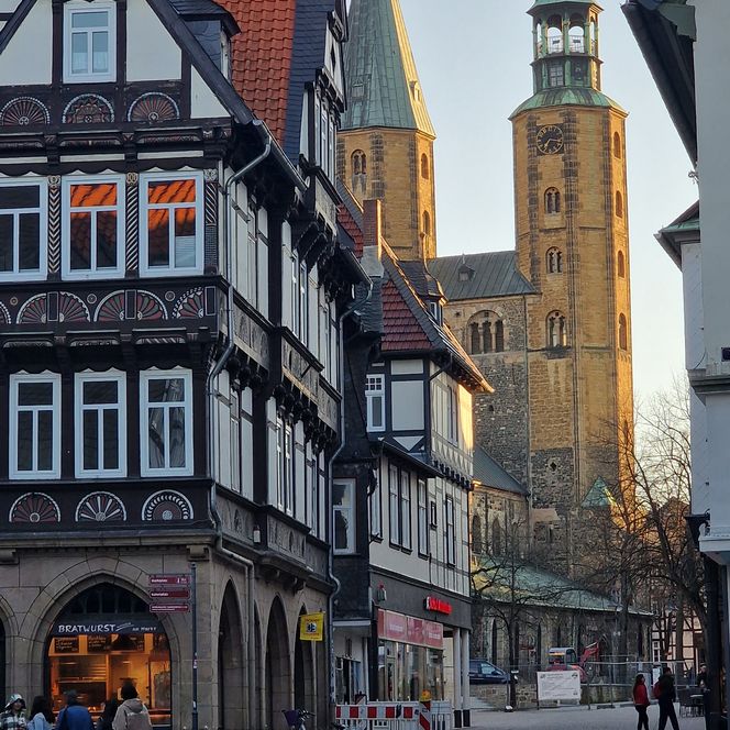 Blick durch eine Gasse auf die Marktkirche in Goslar