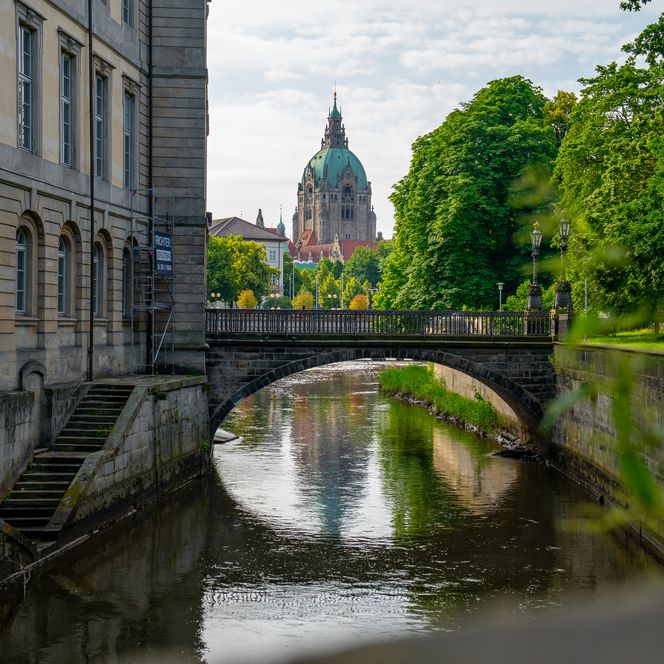 Leine mit Brücke am Leineschloss, im Hintergrund das Neue Rathaus Hannover