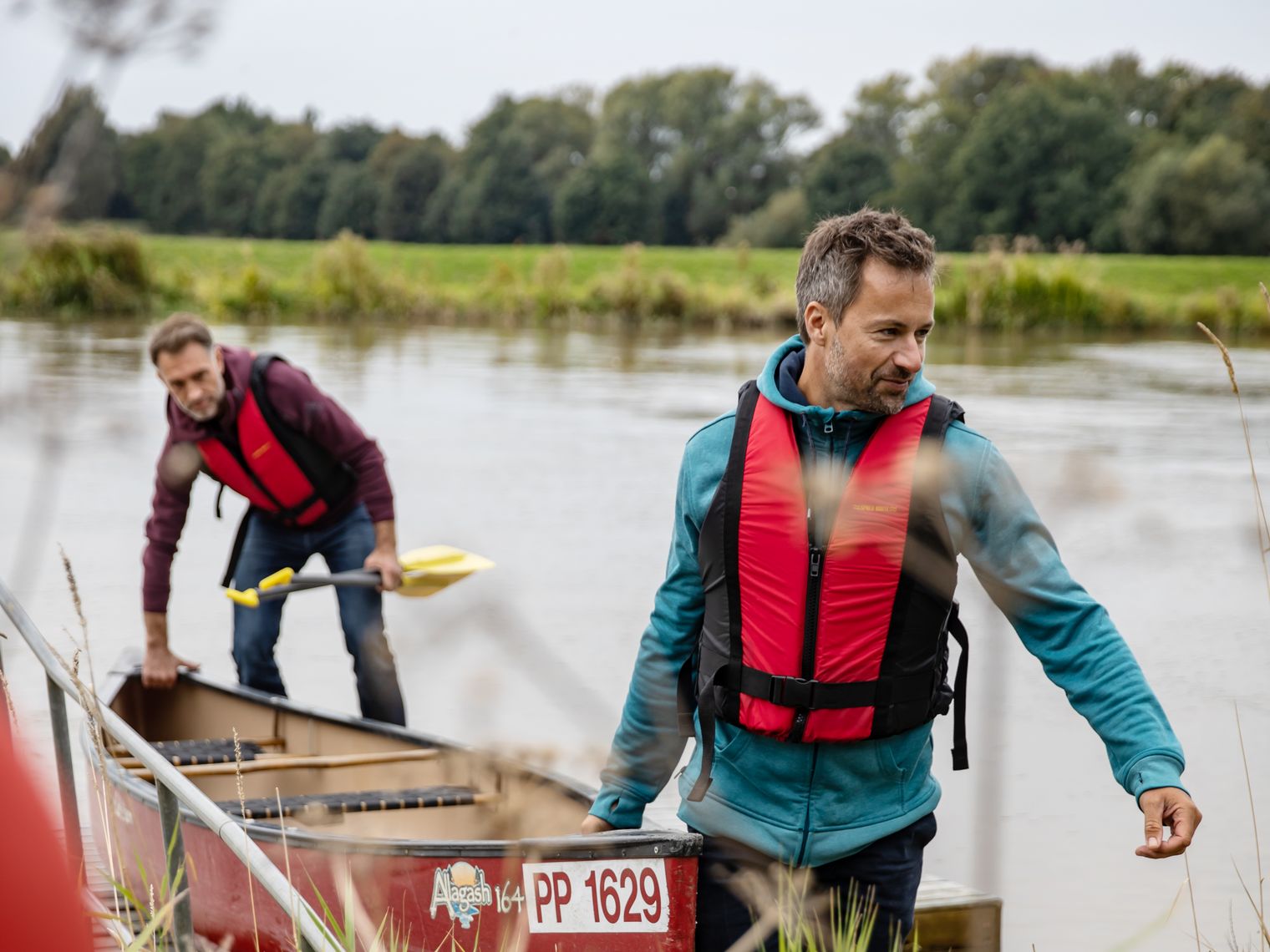 Zwei Personen mit einem Paddelboot an der Jümme