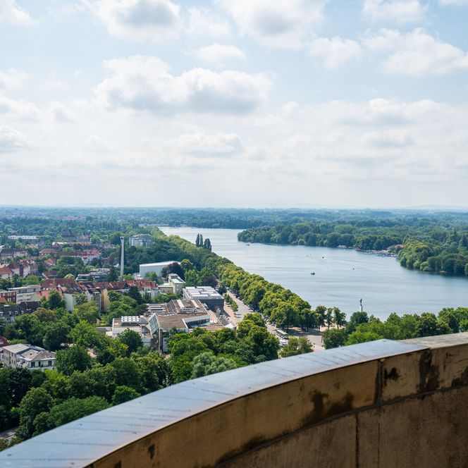 Blick von der Rathauskuppel über Hannover, Maschsee und grüne Parkanlagen.