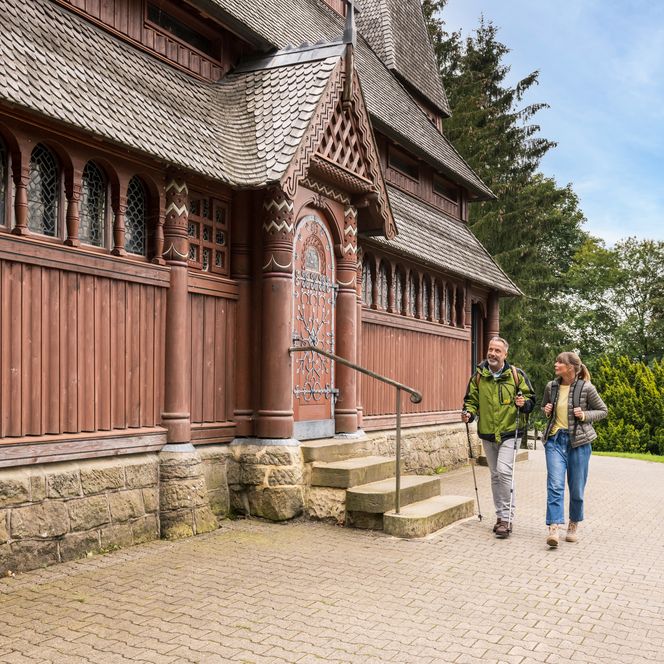 Wanderer an der Stabkirche