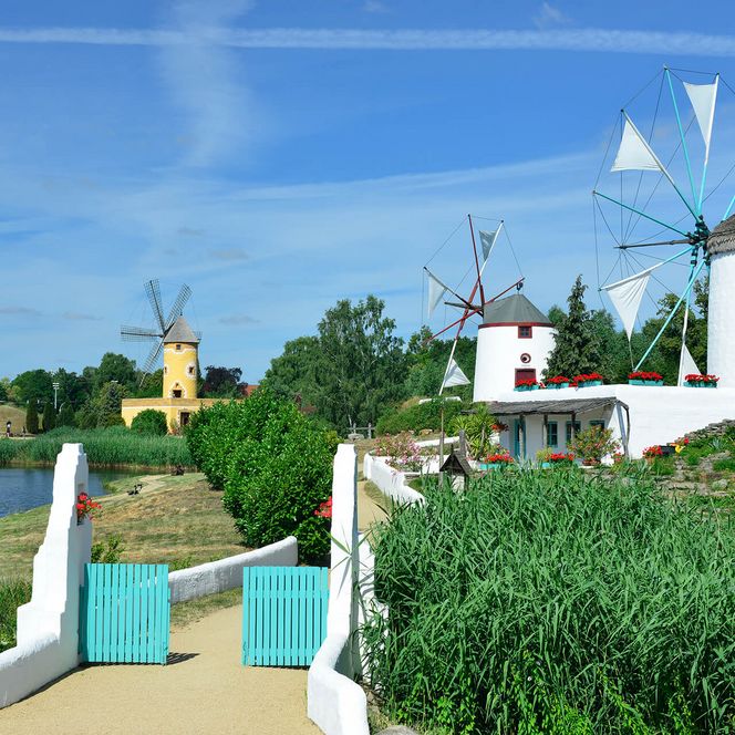 Blick auf die südländischen Mühlen im Internationalen Mühlenmuseum Gifhorn