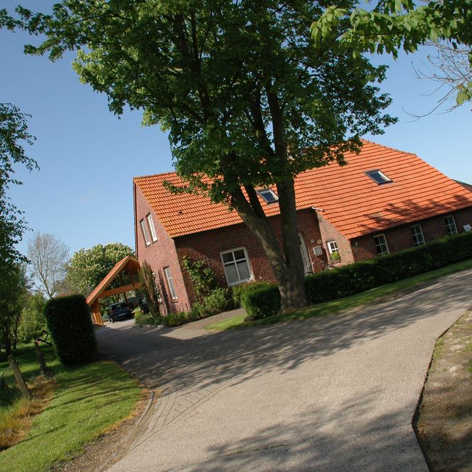 DSC_0195 Fereinhaus und Carport.JPG