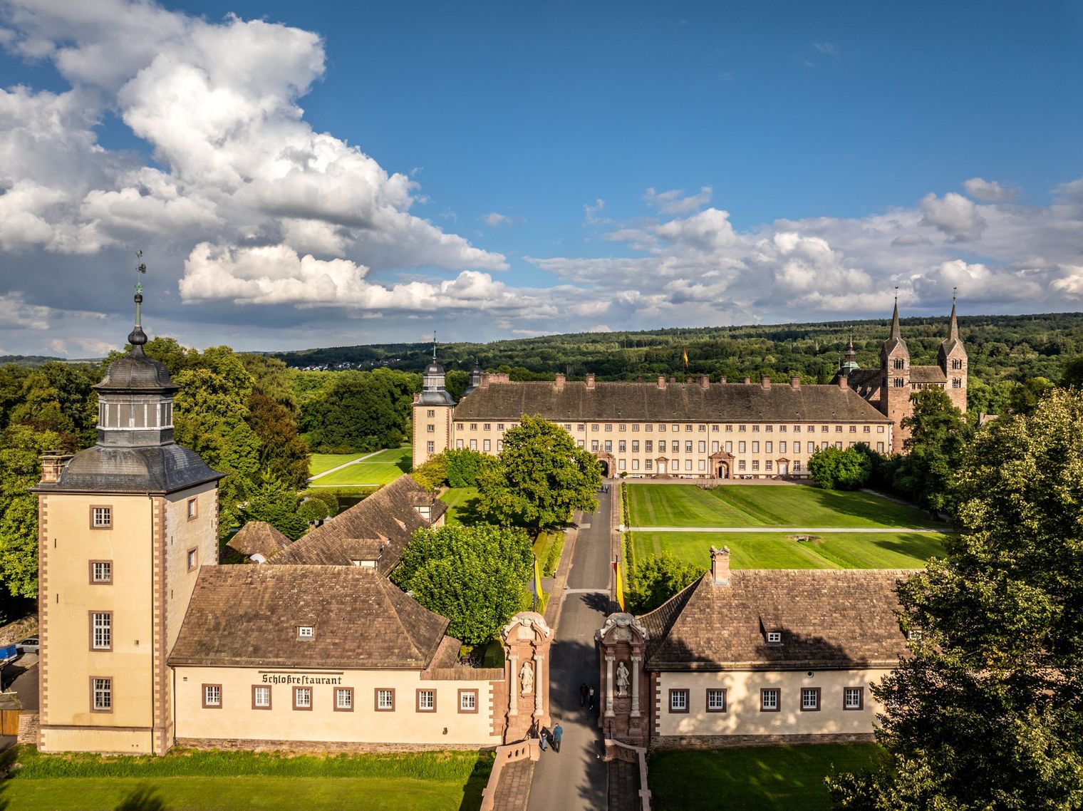 Corvey-Schloß-Corvey-Teutoburger-Wald-Kulturkreis-Hoexter-Corvey-D-Ketz-203-CC-BY-SA.jpg