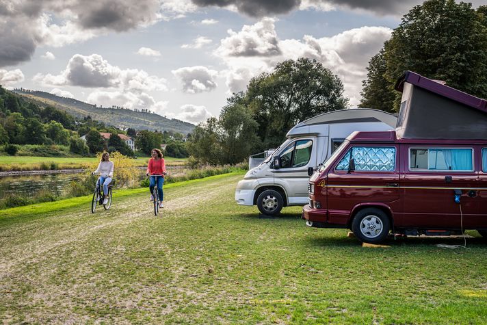 Zwei Radfahrerinnen auf einem Campingplatz