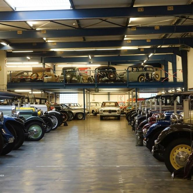 Historische Automobile in einer Museumshalle der Sammlung AUTOMOBIL in Einbeck.