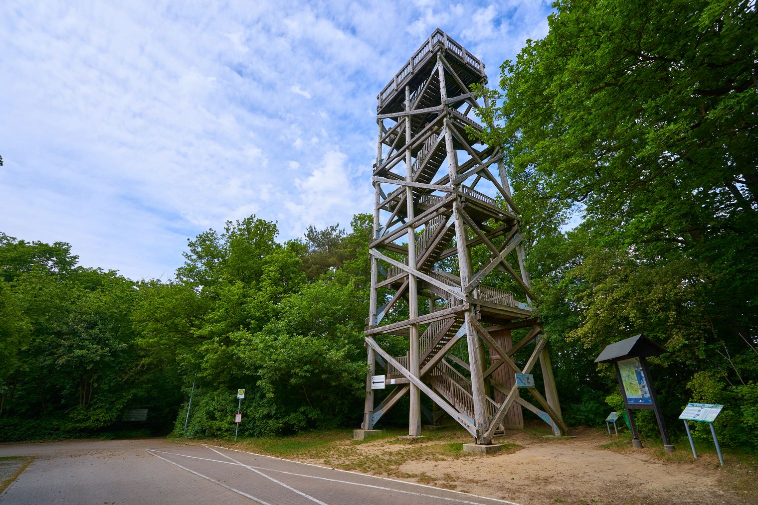 Blick auf den Aussichtsturm Schwedenschanze