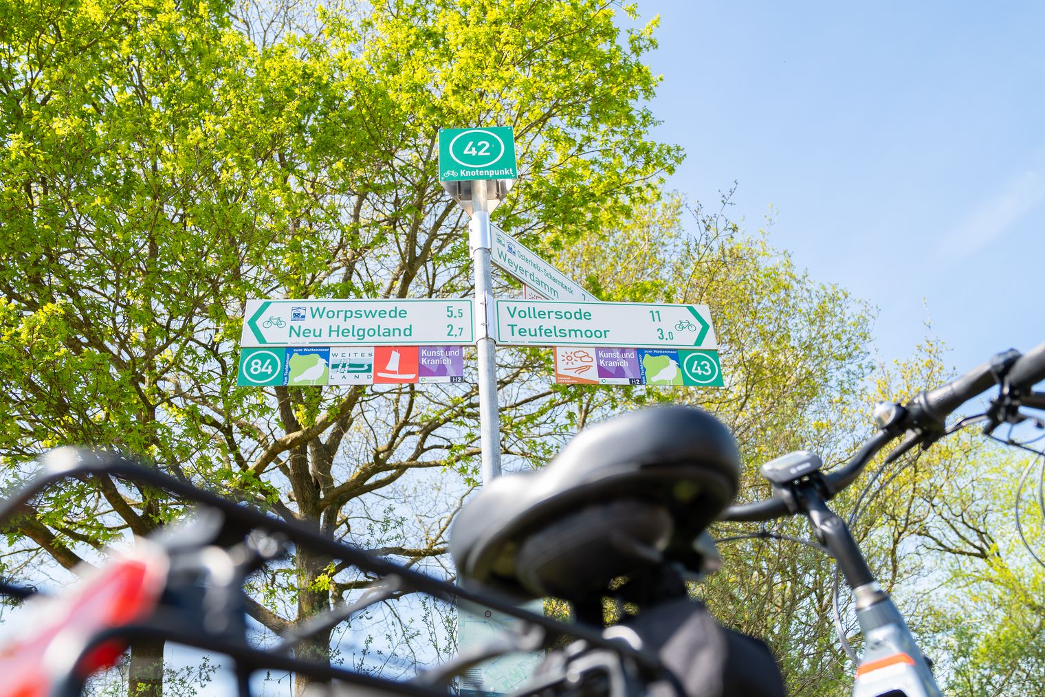 Wegweiser im Teufelsmoor bei Worpswede mit Fahrradrouten zu Worpswede, Neu Helgoland und Teufelsmoor