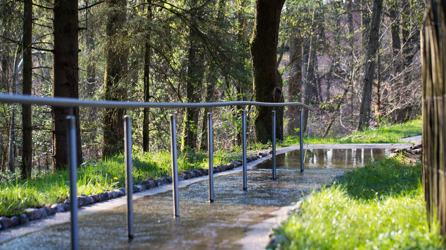 Wasserweg im Barfußpark Egestorf.