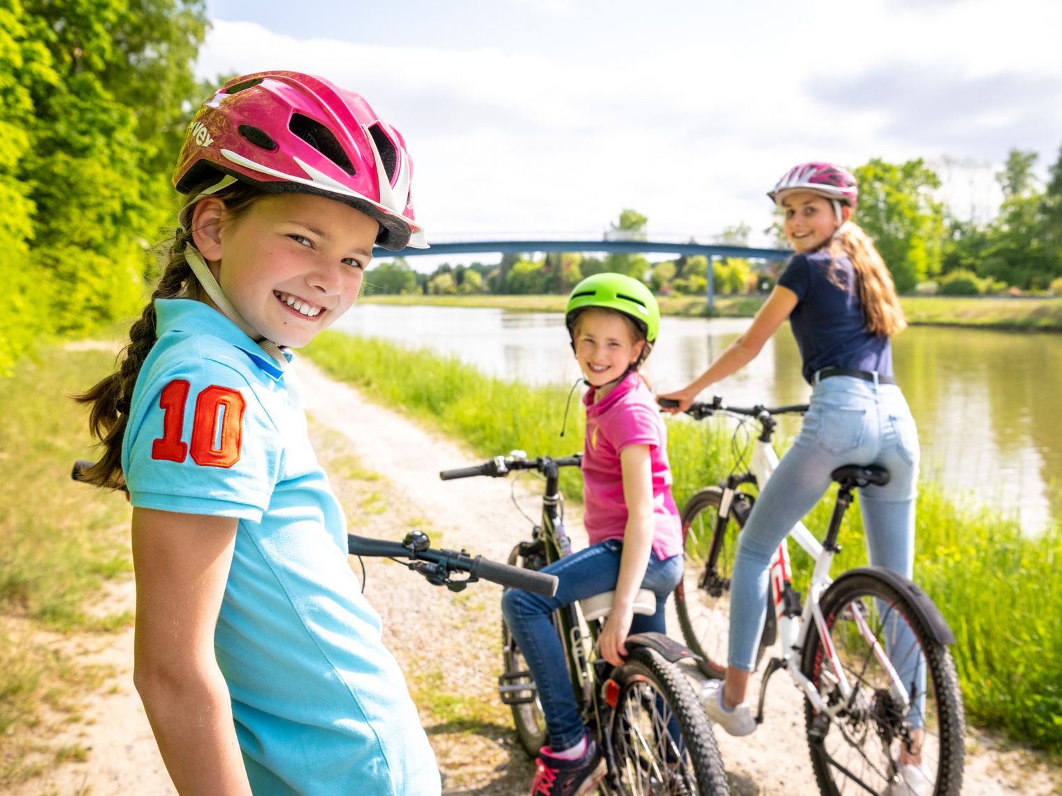Kinder auf Fahrrädern und Fahrradhelmen am Elbe-Seitenkanal 