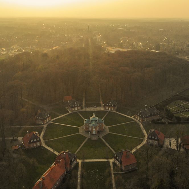 Luftaufnahme vom Schloss Clemenswerth in stimmungsvollem Licht
