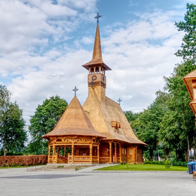 Holzkirche der Rumänisch-Orthodoxen Kirche in Sögel mit geschnitztem Turm und verziertem Tor.