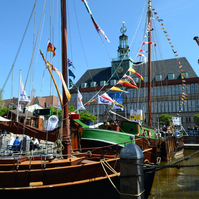 Die Traditionsschiffe im Delft während der Matjestage. Blick auf das Landesmuseum